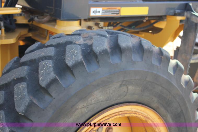 image for item I1748 2006 John Deere 672D articulated motor grader