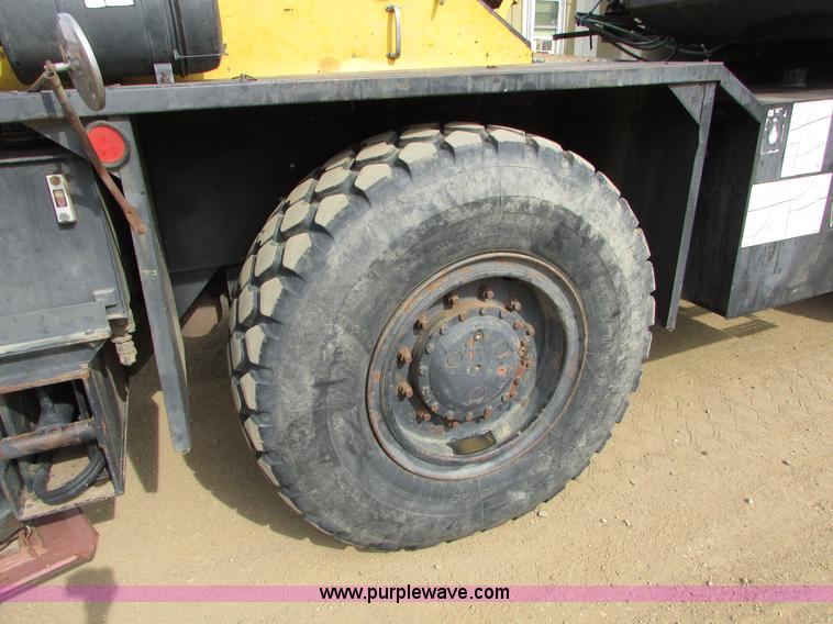 image for item I6516 1983 P & H Omega S crane