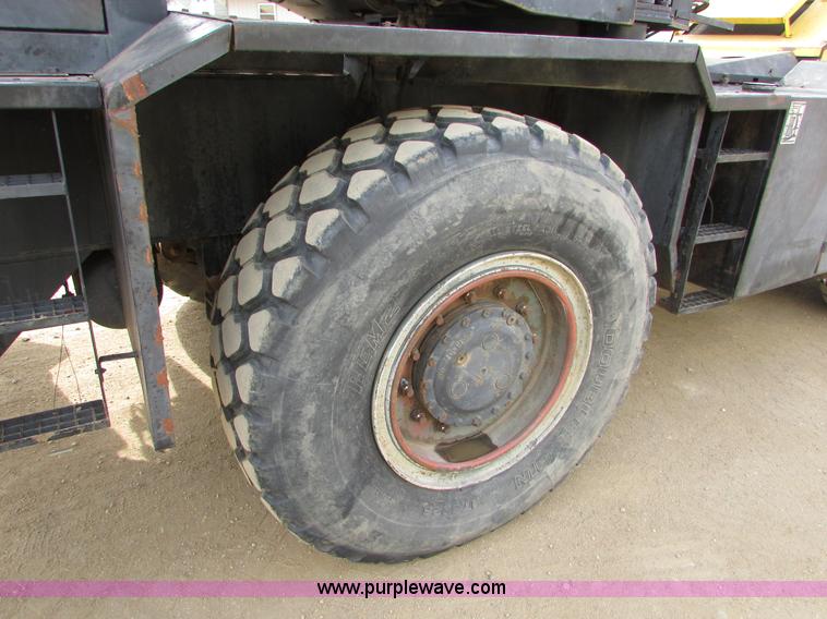 image for item I6516 1983 P & H Omega S crane