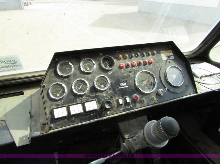 image for item I6516 1983 P & H Omega S crane