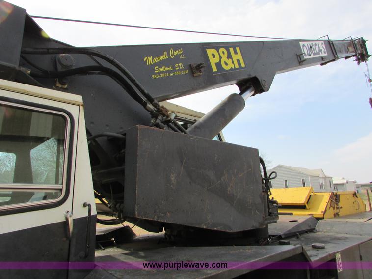 image for item I6516 1983 P & H Omega S crane