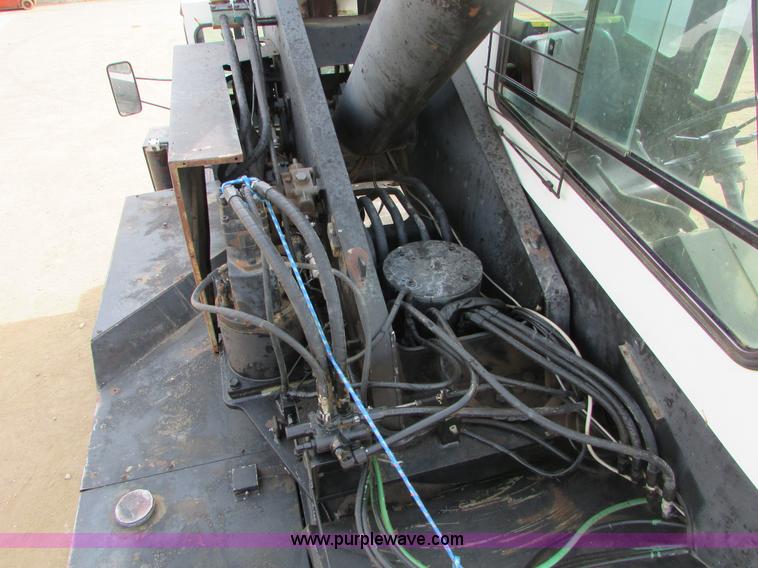 image for item I6516 1983 P & H Omega S crane