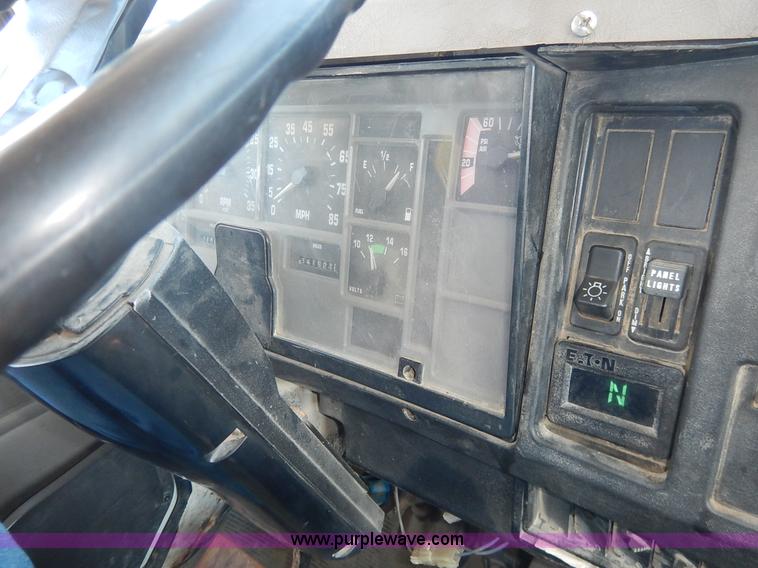 image for item J3969 2002 International F2574 dump truck