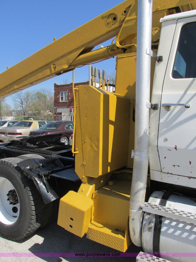 image for item K5008 1984 Ford LTL9000 crane truck