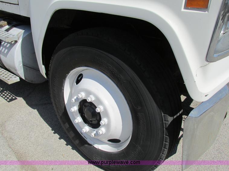 image for item K5008 1984 Ford LTL9000 crane truck