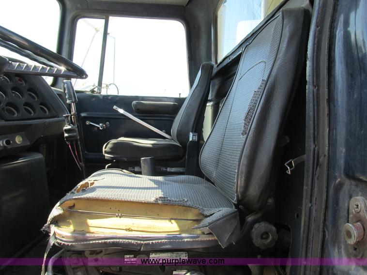 image for item K5008 1984 Ford LTL9000 crane truck