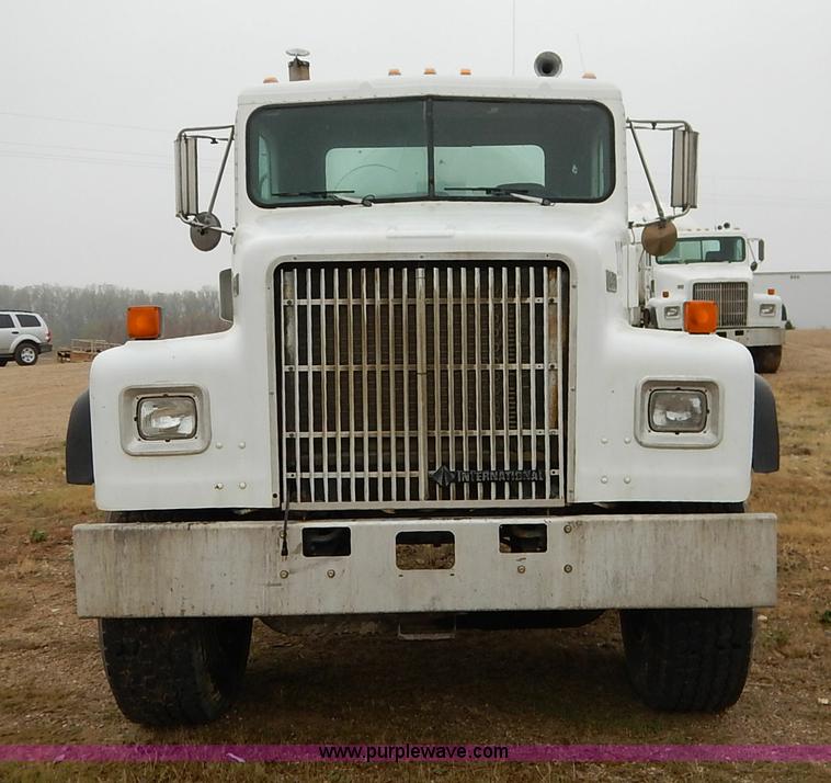 image for item K7381 1998 International 5070 mixer truck