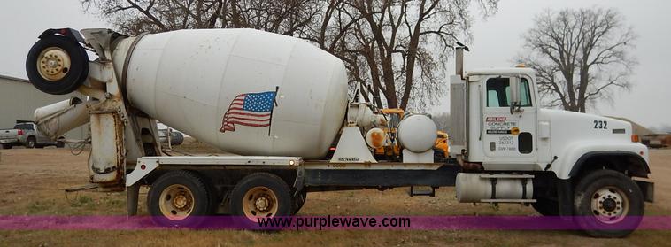 image for item K7381 1998 International 5070 mixer truck