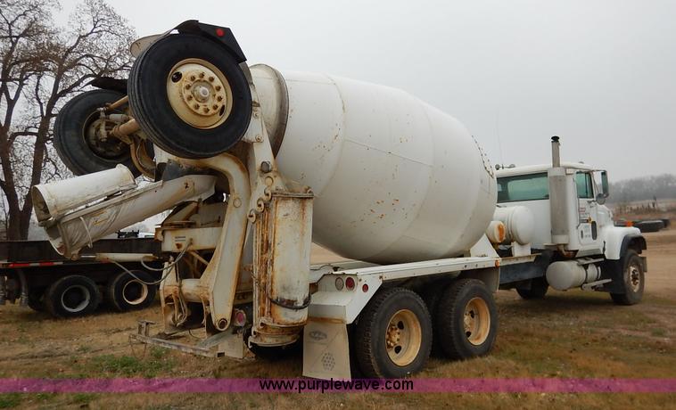 image for item K7381 1998 International 5070 mixer truck