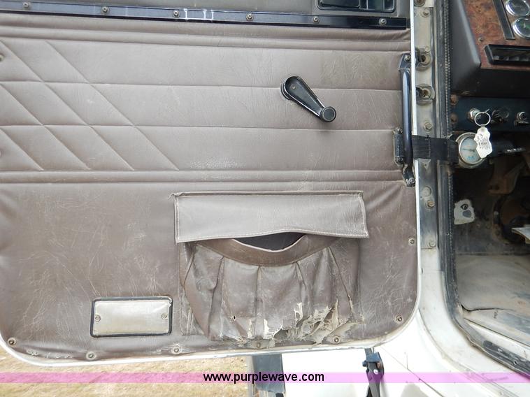 image for item K7381 1998 International 5070 mixer truck