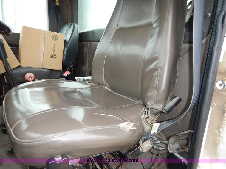 image for item K7381 1998 International 5070 mixer truck