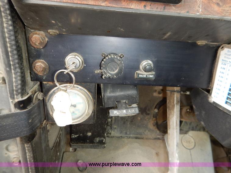 image for item K7381 1998 International 5070 mixer truck