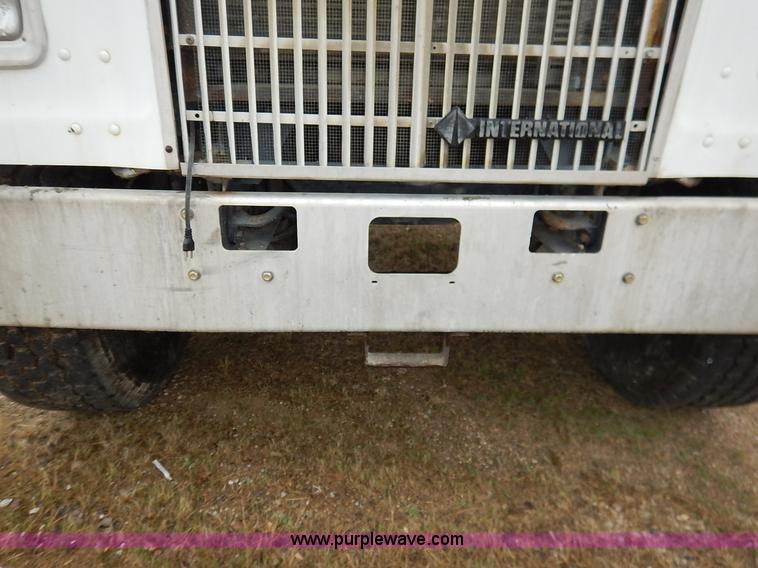 image for item K7381 1998 International 5070 mixer truck