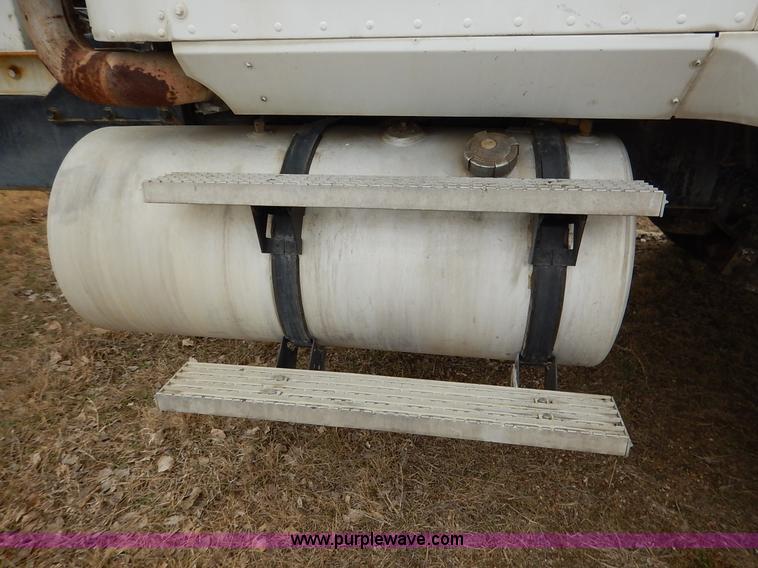 image for item K7381 1998 International 5070 mixer truck