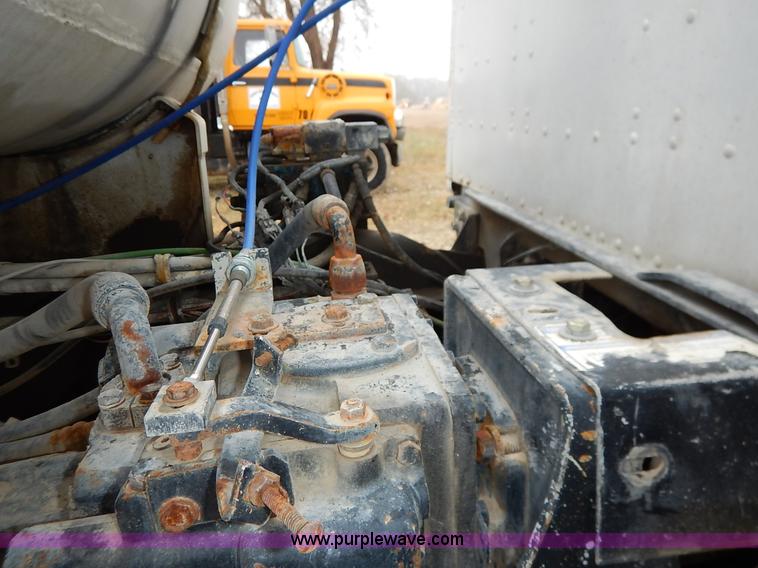 image for item K7381 1998 International 5070 mixer truck