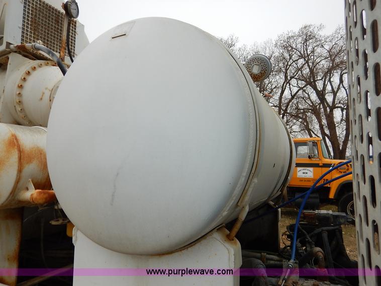 image for item K7381 1998 International 5070 mixer truck
