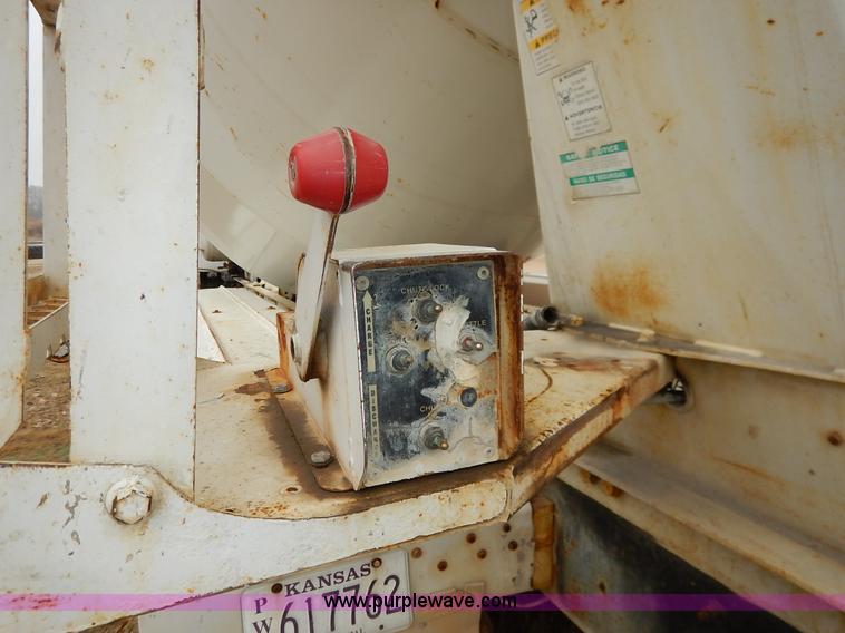 image for item K7381 1998 International 5070 mixer truck