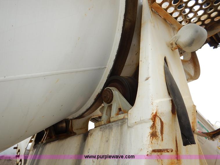 image for item K7381 1998 International 5070 mixer truck