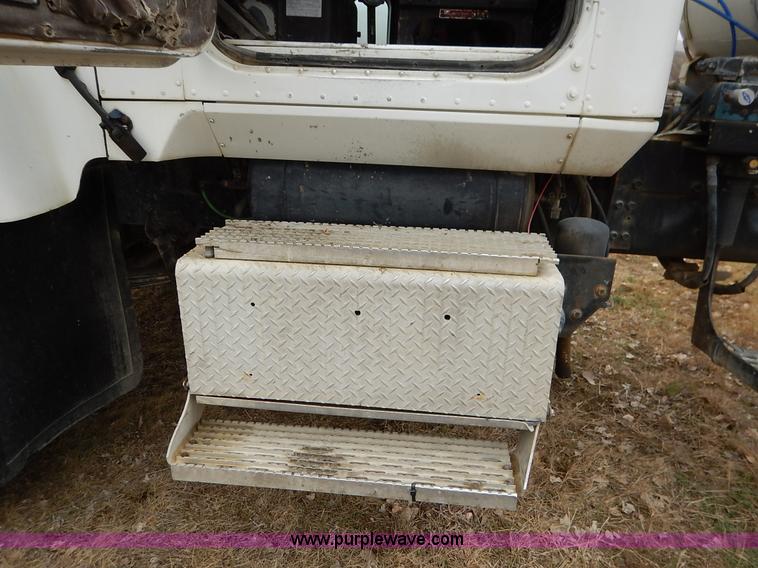 image for item K7381 1998 International 5070 mixer truck