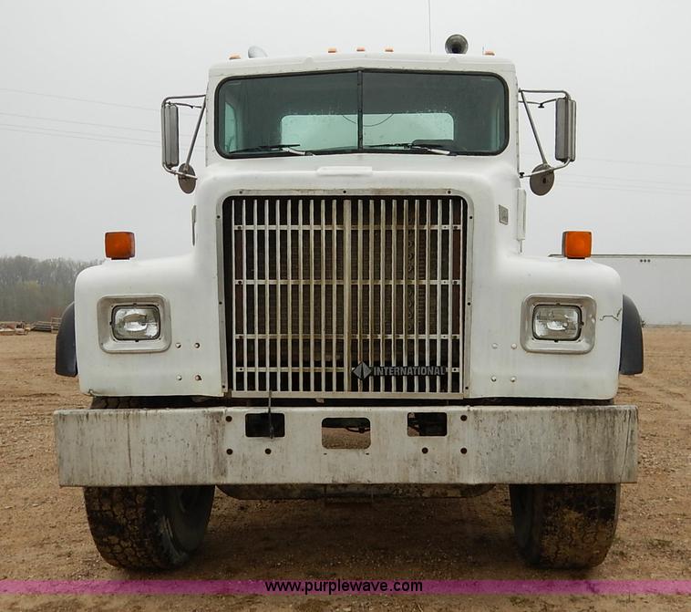 image for item K7382 1998 International Paystar 5000 mixer truck