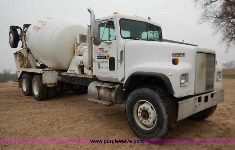 image for item K7382 1998 International Paystar 5000 mixer truck