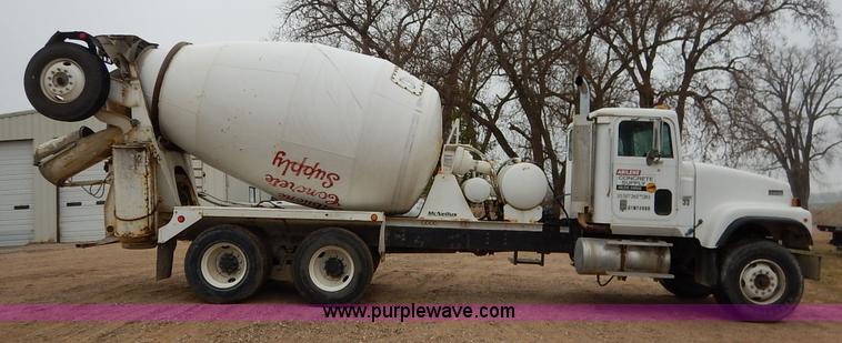 image for item K7382 1998 International Paystar 5000 mixer truck