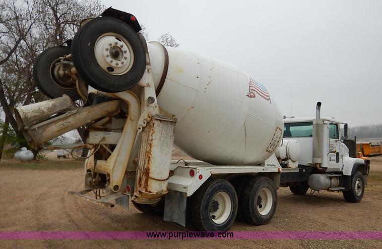 image for item K7382 1998 International Paystar 5000 mixer truck