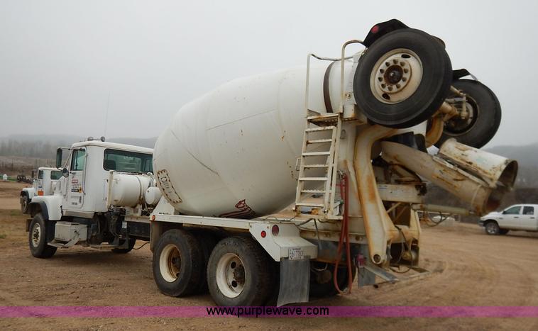 image for item K7382 1998 International Paystar 5000 mixer truck