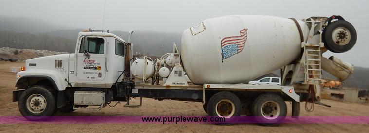 image for item K7382 1998 International Paystar 5000 mixer truck