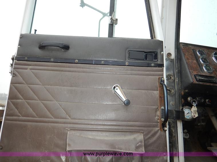 image for item K7382 1998 International Paystar 5000 mixer truck