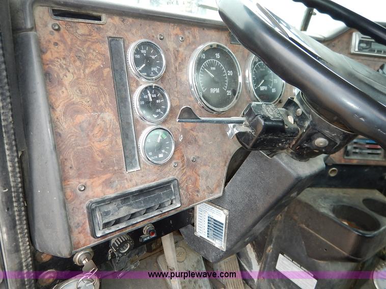 image for item K7382 1998 International Paystar 5000 mixer truck