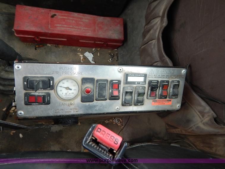 image for item K7382 1998 International Paystar 5000 mixer truck