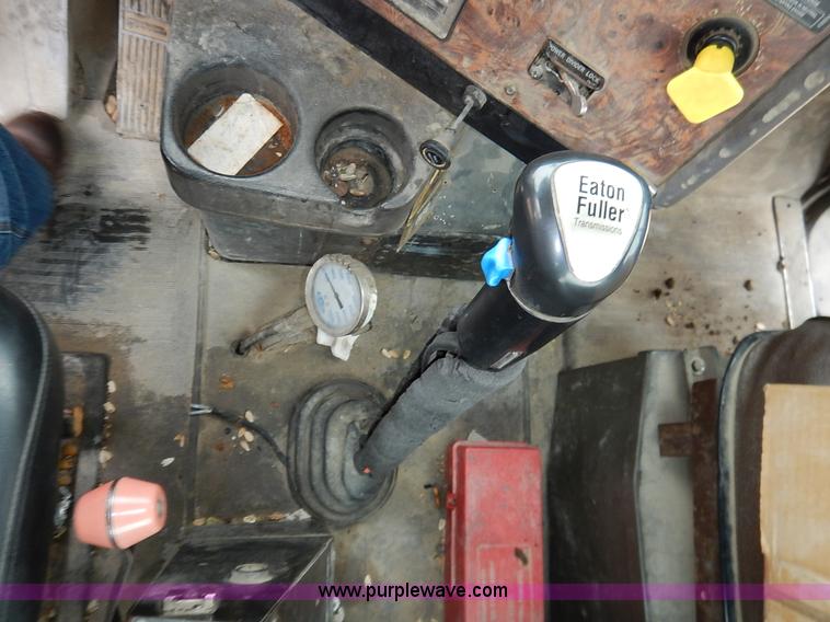 image for item K7382 1998 International Paystar 5000 mixer truck