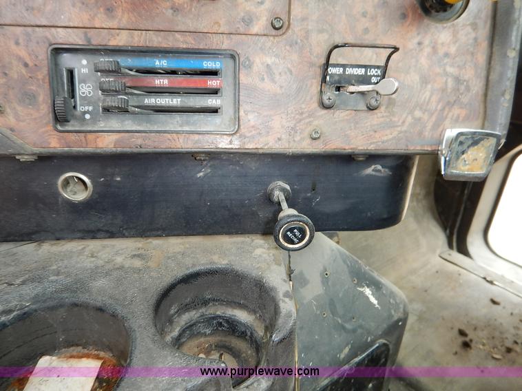 image for item K7382 1998 International Paystar 5000 mixer truck