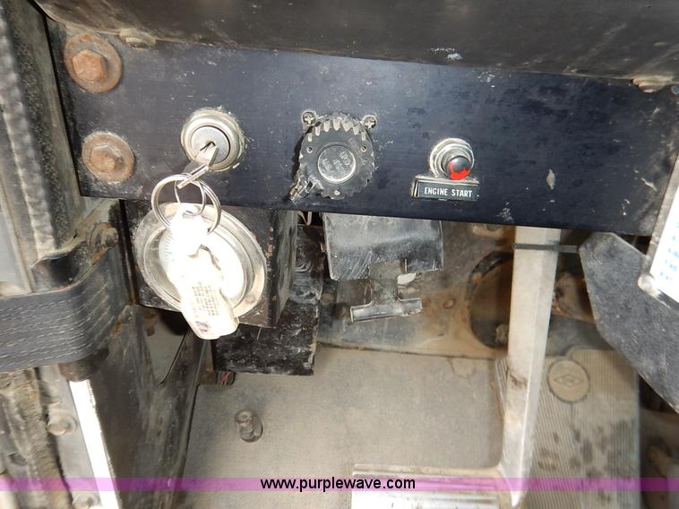 image for item K7382 1998 International Paystar 5000 mixer truck