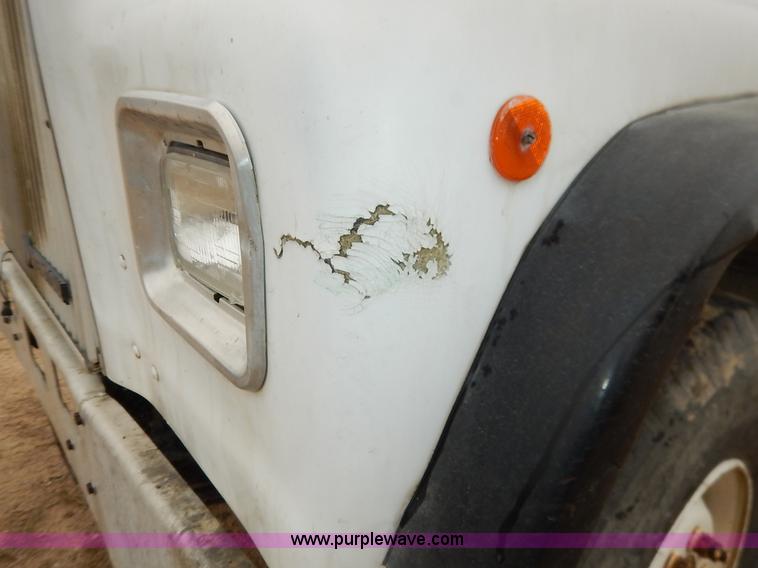 image for item K7382 1998 International Paystar 5000 mixer truck