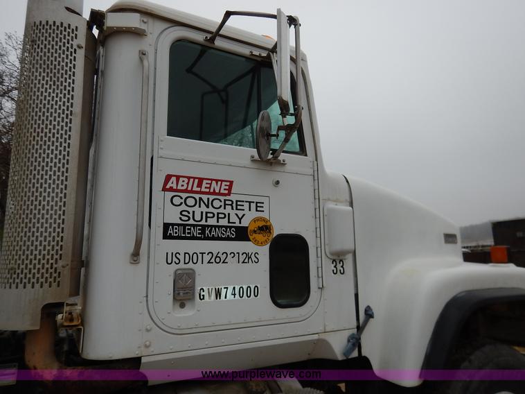 image for item K7382 1998 International Paystar 5000 mixer truck