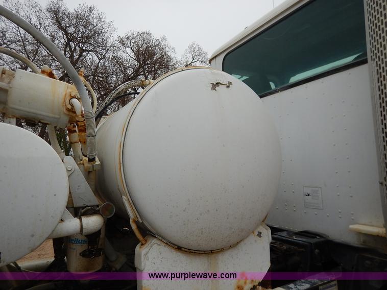 image for item K7382 1998 International Paystar 5000 mixer truck