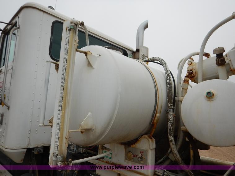 image for item K7382 1998 International Paystar 5000 mixer truck