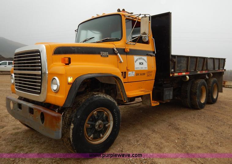 image for item K7383 1985 Ford LT8000 flatbed truck