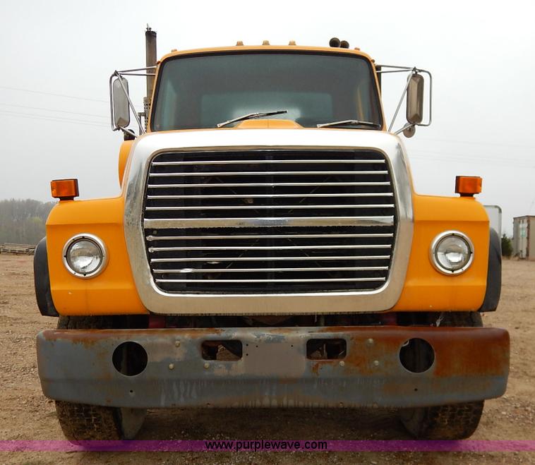 image for item K7383 1985 Ford LT8000 flatbed truck