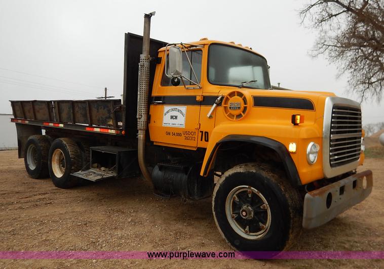 image for item K7383 1985 Ford LT8000 flatbed truck