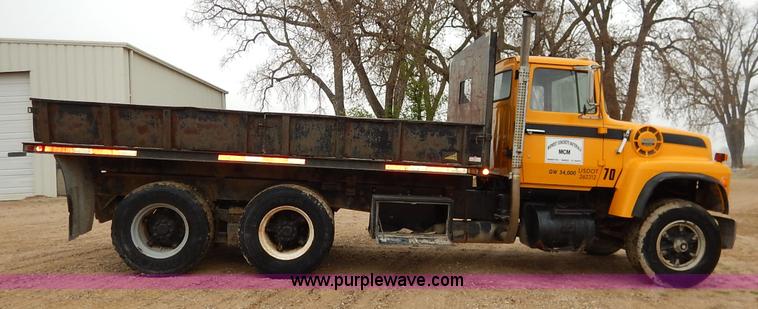 image for item K7383 1985 Ford LT8000 flatbed truck