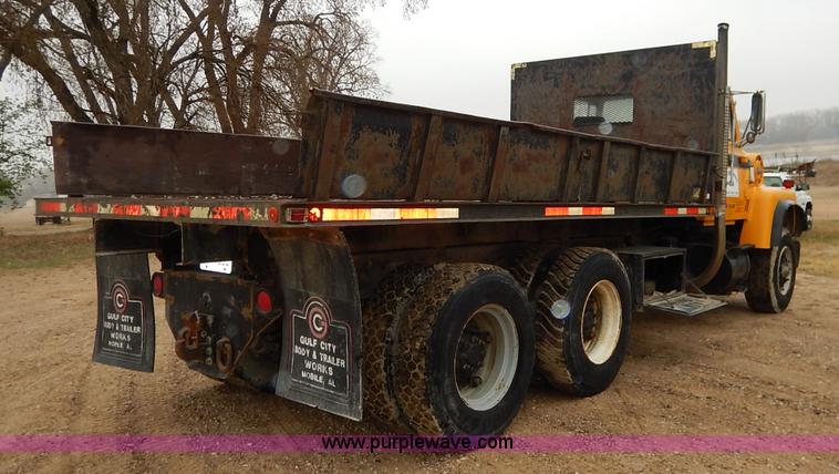 image for item K7383 1985 Ford LT8000 flatbed truck