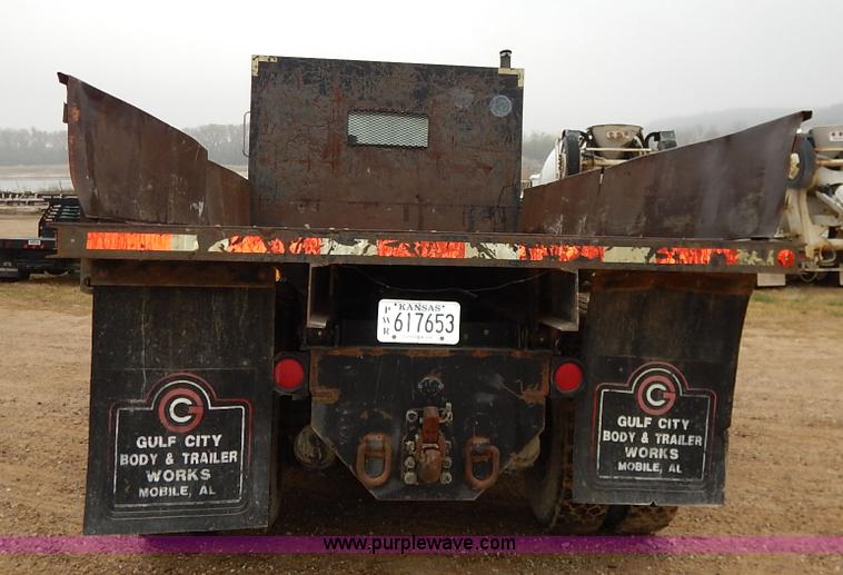 image for item K7383 1985 Ford LT8000 flatbed truck