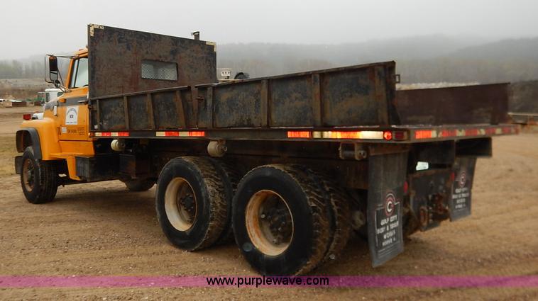 image for item K7383 1985 Ford LT8000 flatbed truck