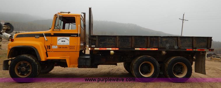 image for item K7383 1985 Ford LT8000 flatbed truck