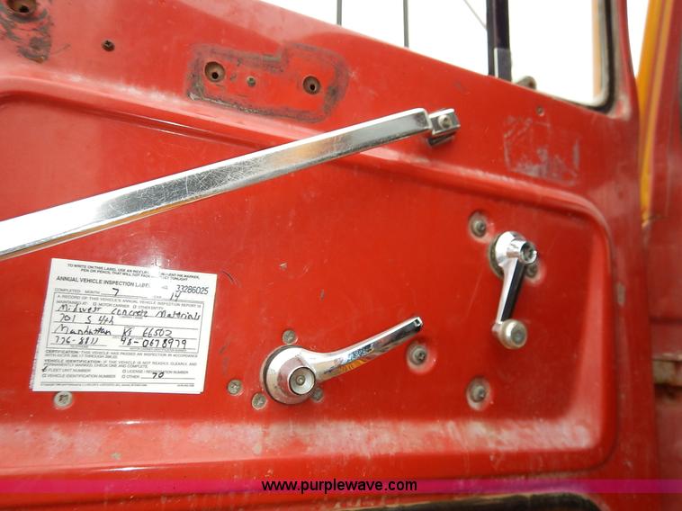 image for item K7383 1985 Ford LT8000 flatbed truck