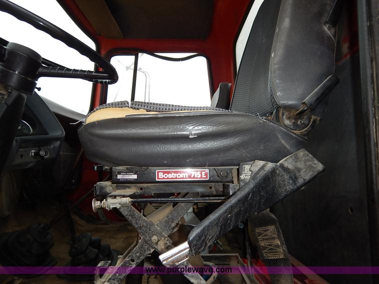 image for item K7383 1985 Ford LT8000 flatbed truck