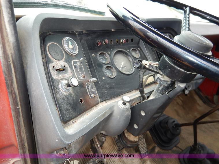 image for item K7383 1985 Ford LT8000 flatbed truck